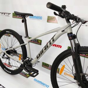 Bicicleta GIANT TALON 2 Aro 29 -Aluminio- 8v - Frenos Hidráulicos- Suspension con Bloqueo - Shimano Acera